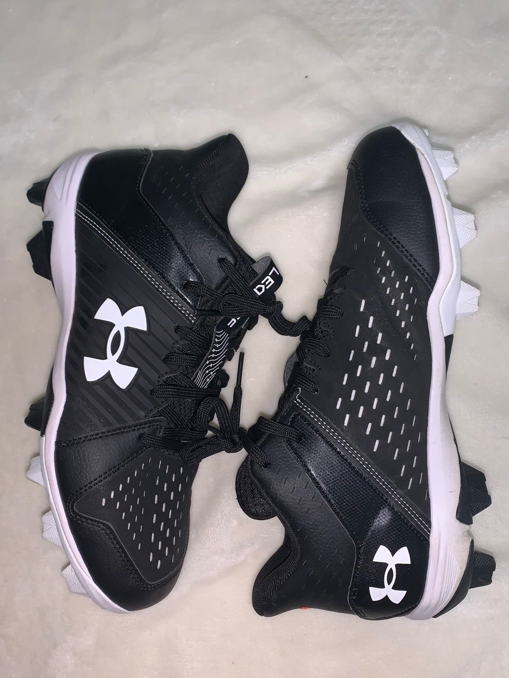 Under Armour Black & White mens' Baseball Cleats size 8.5 brand new never used